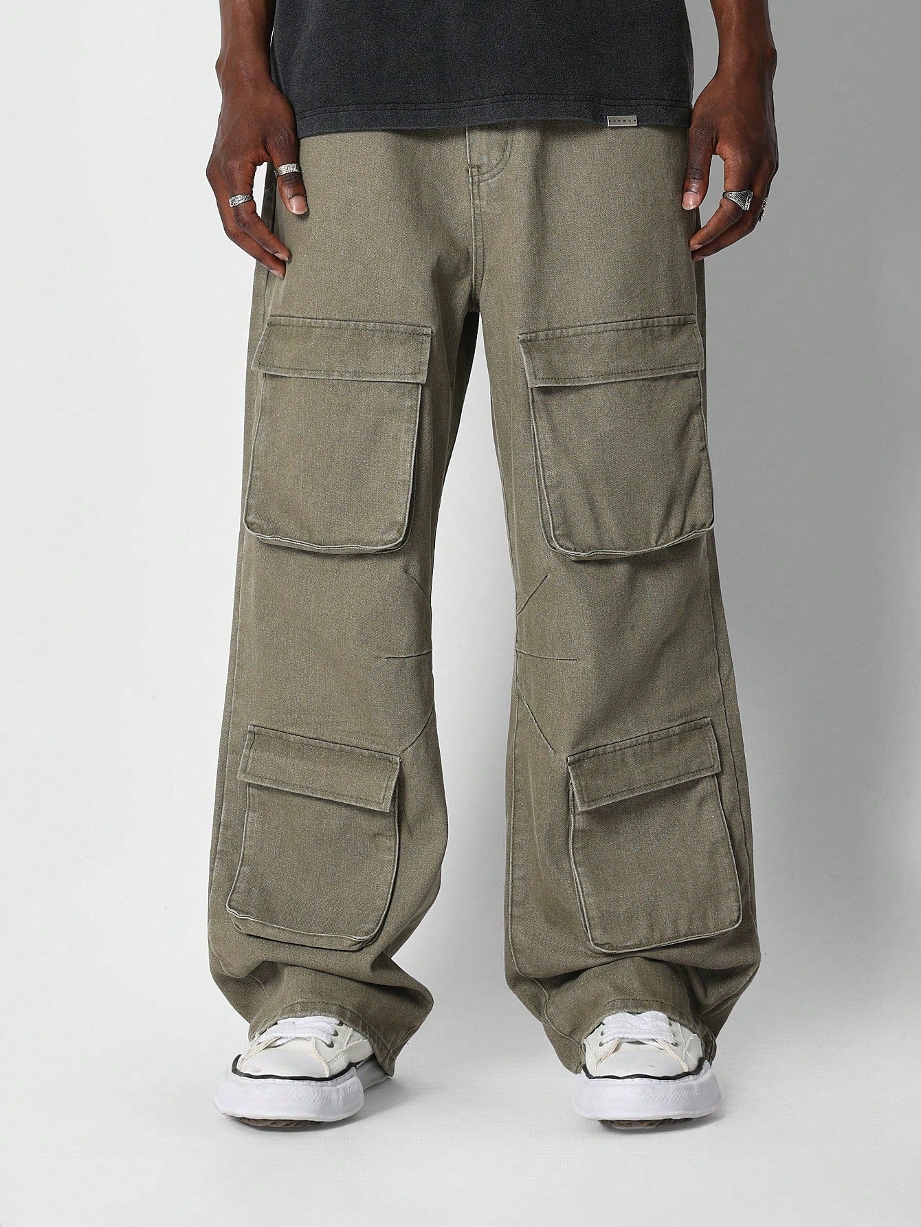 Loose Fit Baggy Cargo Jeans With Hiker Clasp