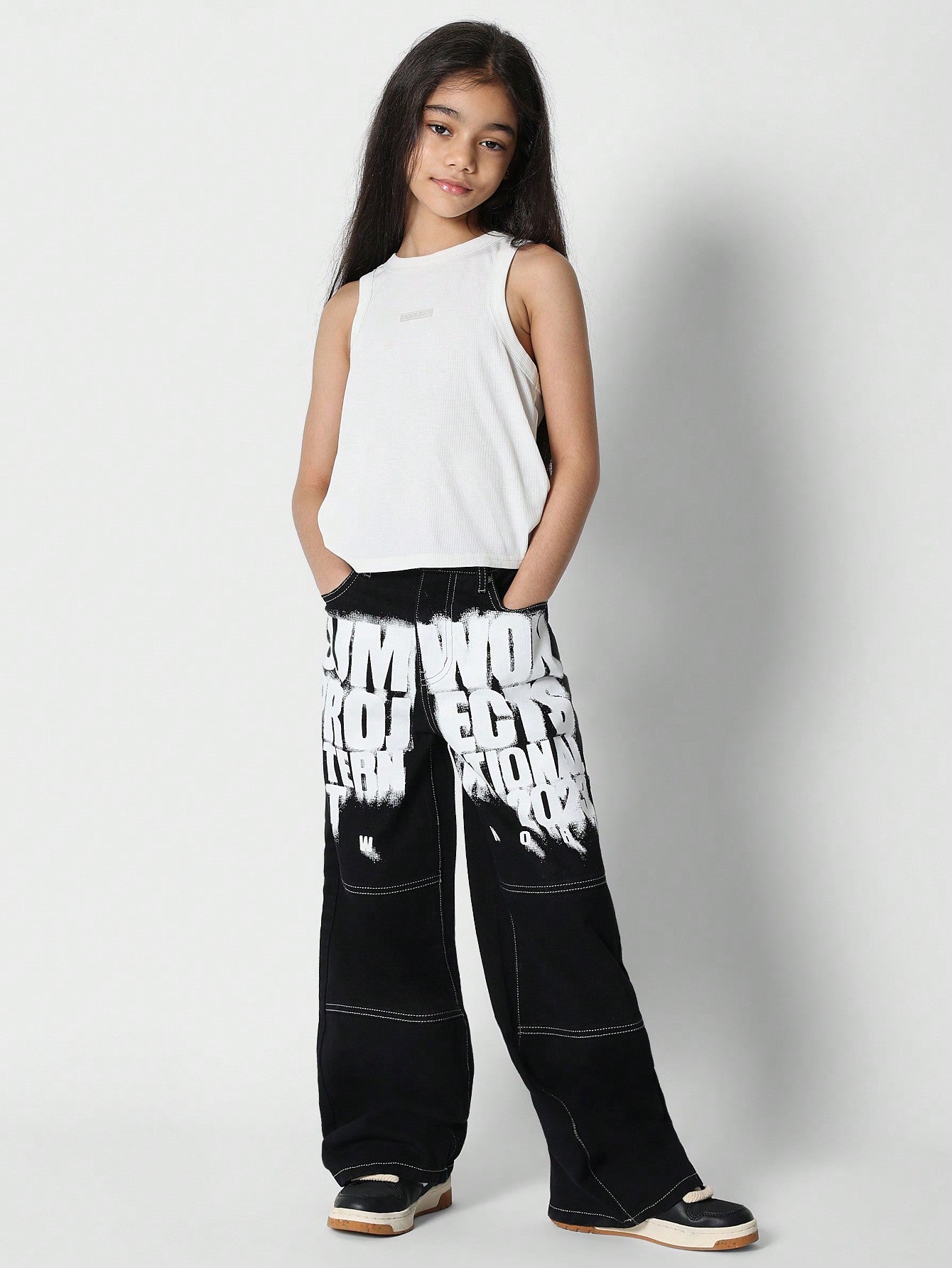 Tween Girls Baggy Jeans With Contrast Stitching And Print