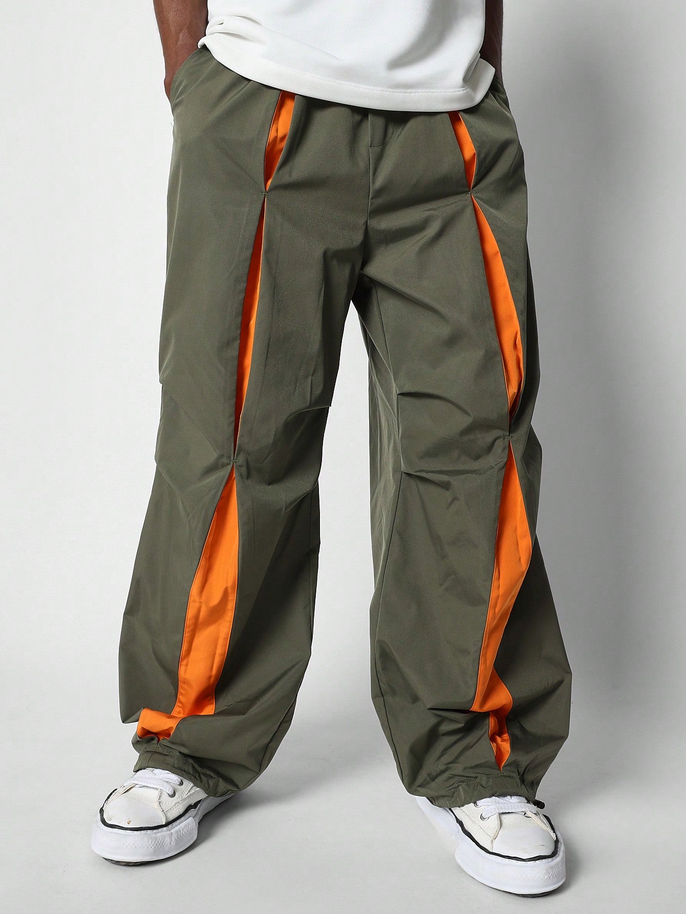 Loose Fit Baggy Nylon Parachute Pant With Contrast Slit & Pintuck Details