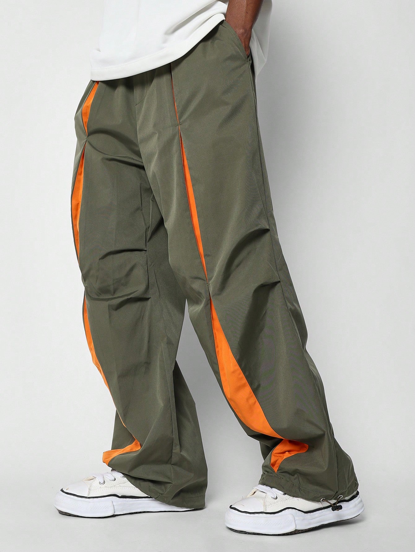 Loose Fit Baggy Nylon Parachute Pant With Contrast Slit & Pintuck Details