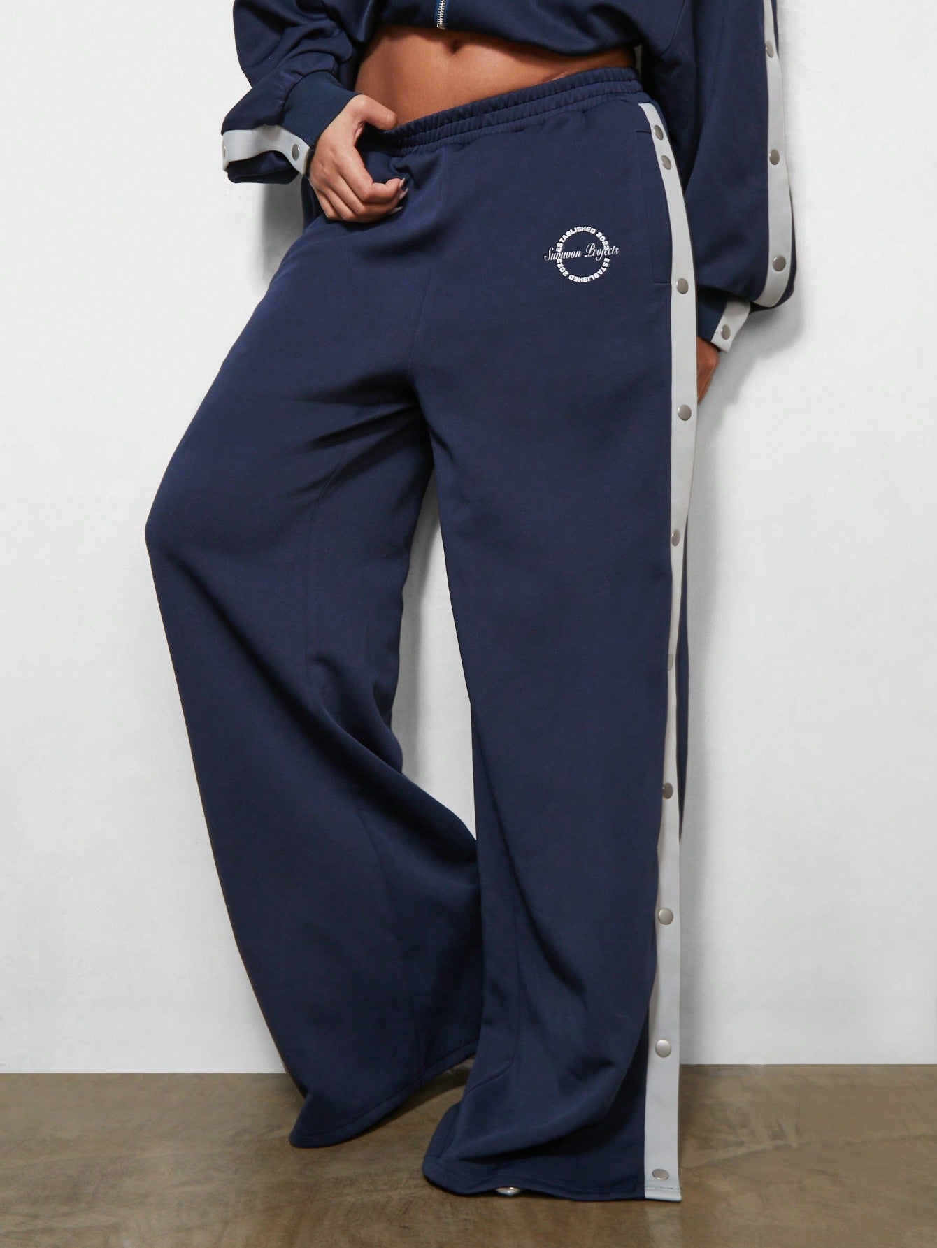 SUMWON WOMEN Wide Leg Side Popper Sweatpants With Contrast Panel & Small Letter Graphic Print