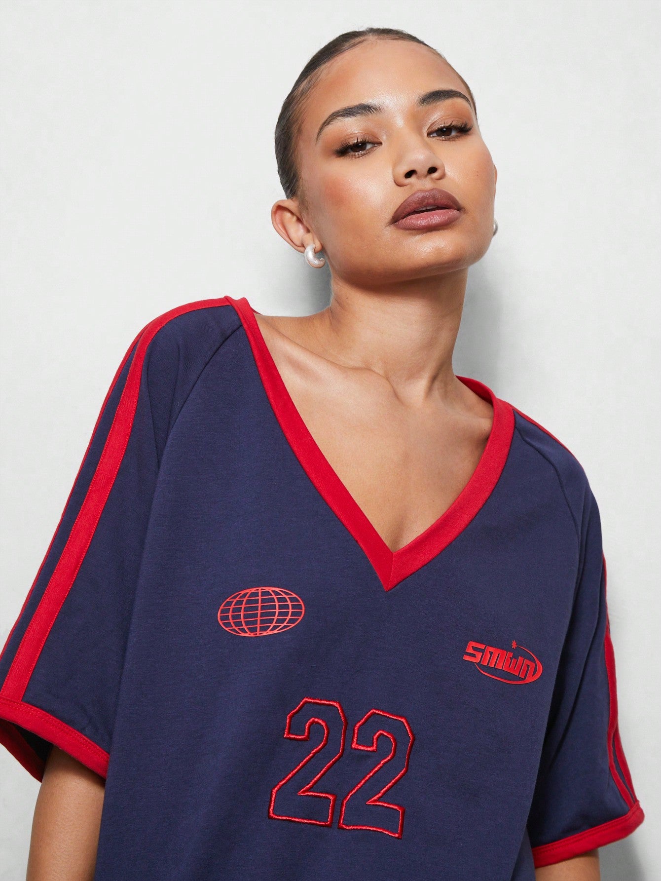 SUMWON WOMEN Oversized Fit Colour Block V Neck Tee With Front Graphic Print