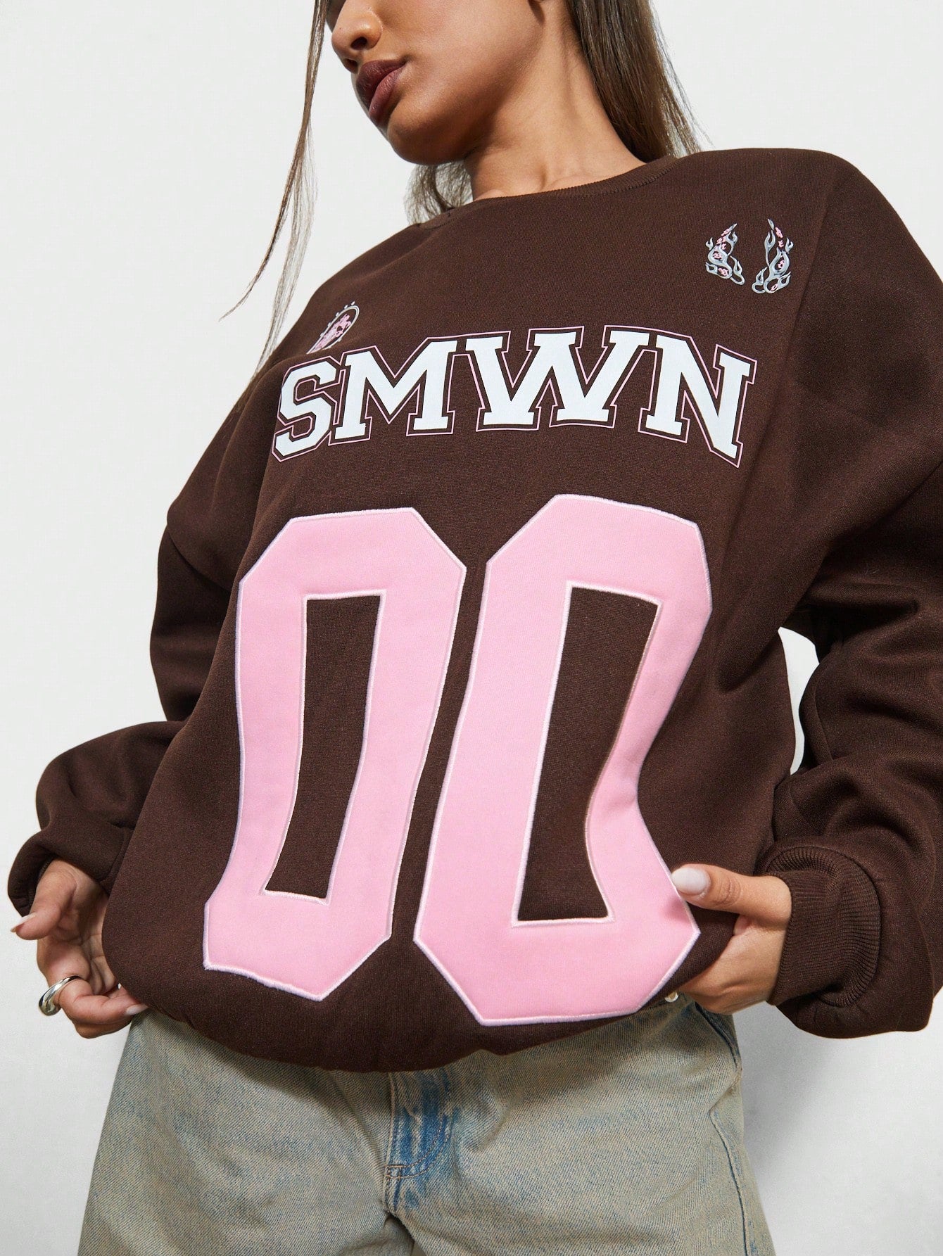 SUMWON WOMEN Oversized Baller Letter Graphic Sweatshirt With Number Applique