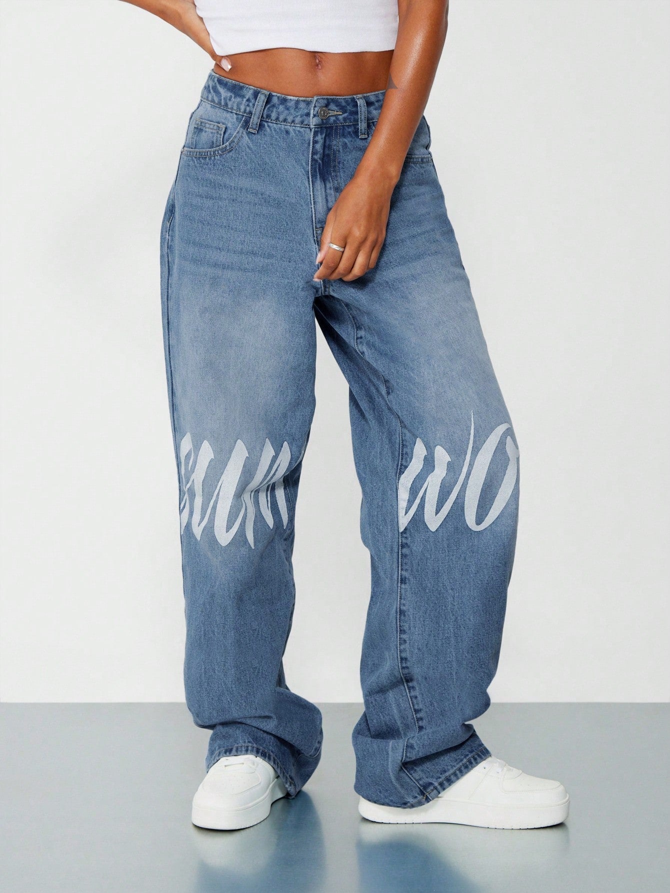 SUMWON WOMEN Loose Baggy Denim Jeans With Knee Graphic Print