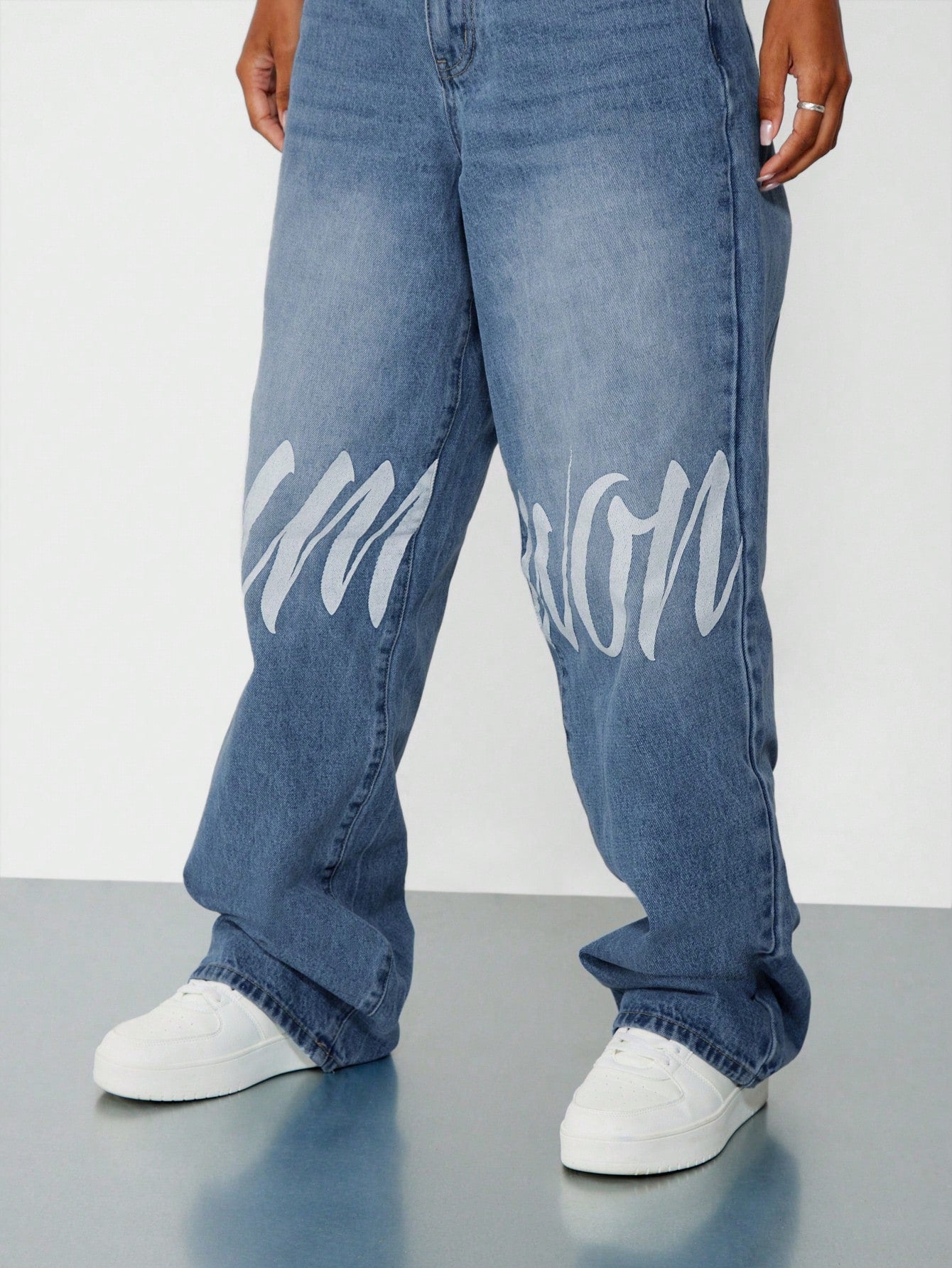 SUMWON WOMEN Loose Baggy Denim Jeans With Knee Graphic Print