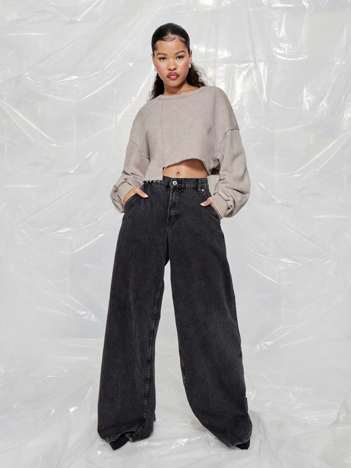 SUMWON WOMEN Asymmetric Hem Crop Sweatshirt