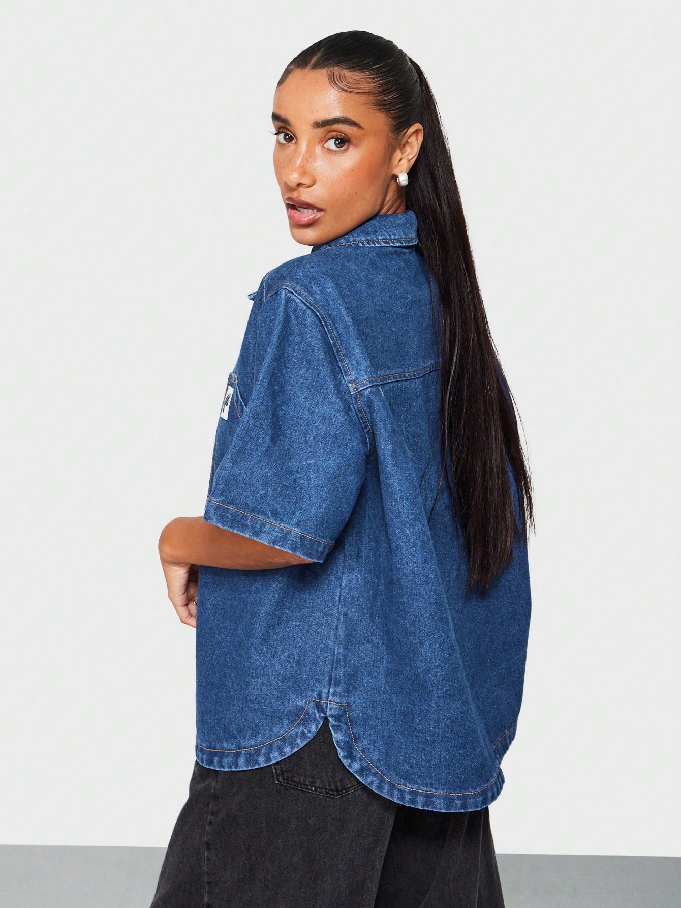 SUMWON WOMEN Short Sleeve Denim Curve Hem Shirt