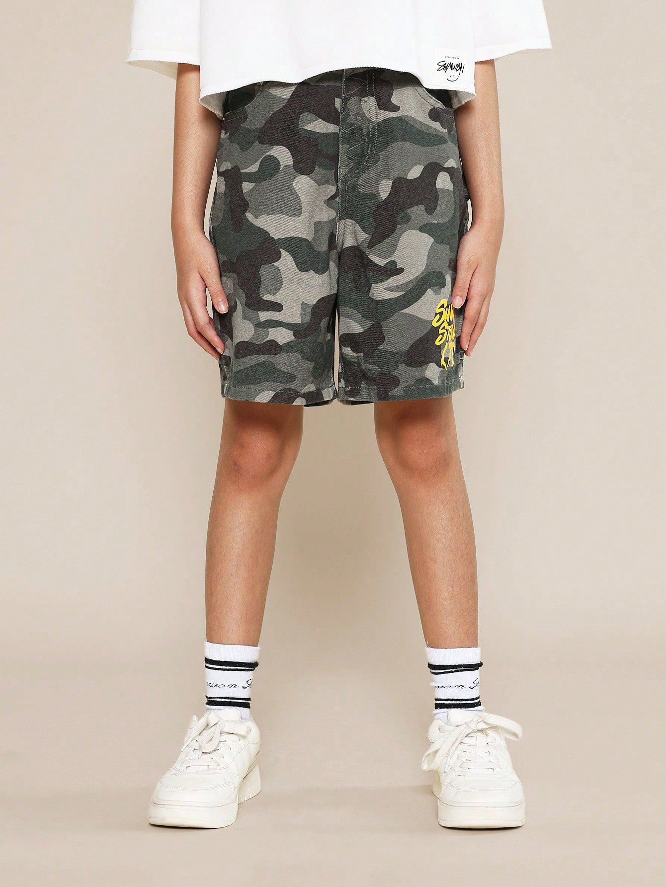 Tween Girls Carpenter Camo Short With Graphic Print