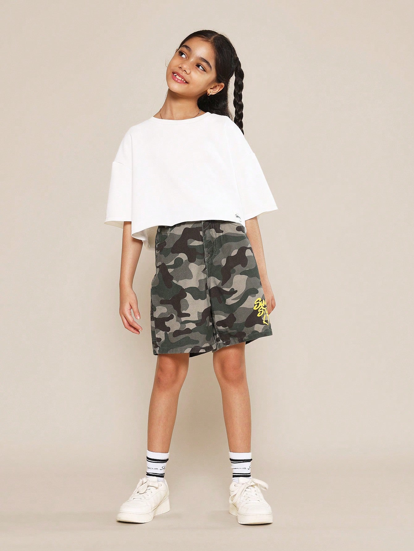 Tween Girls Carpenter Camo Short With Graphic Print