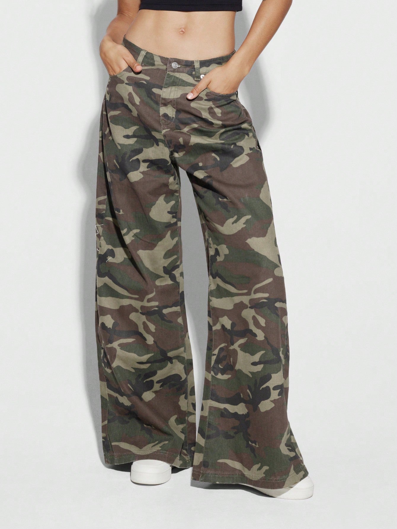 SUMWON WOMEN Loose Fit Camo Baggy Trousers