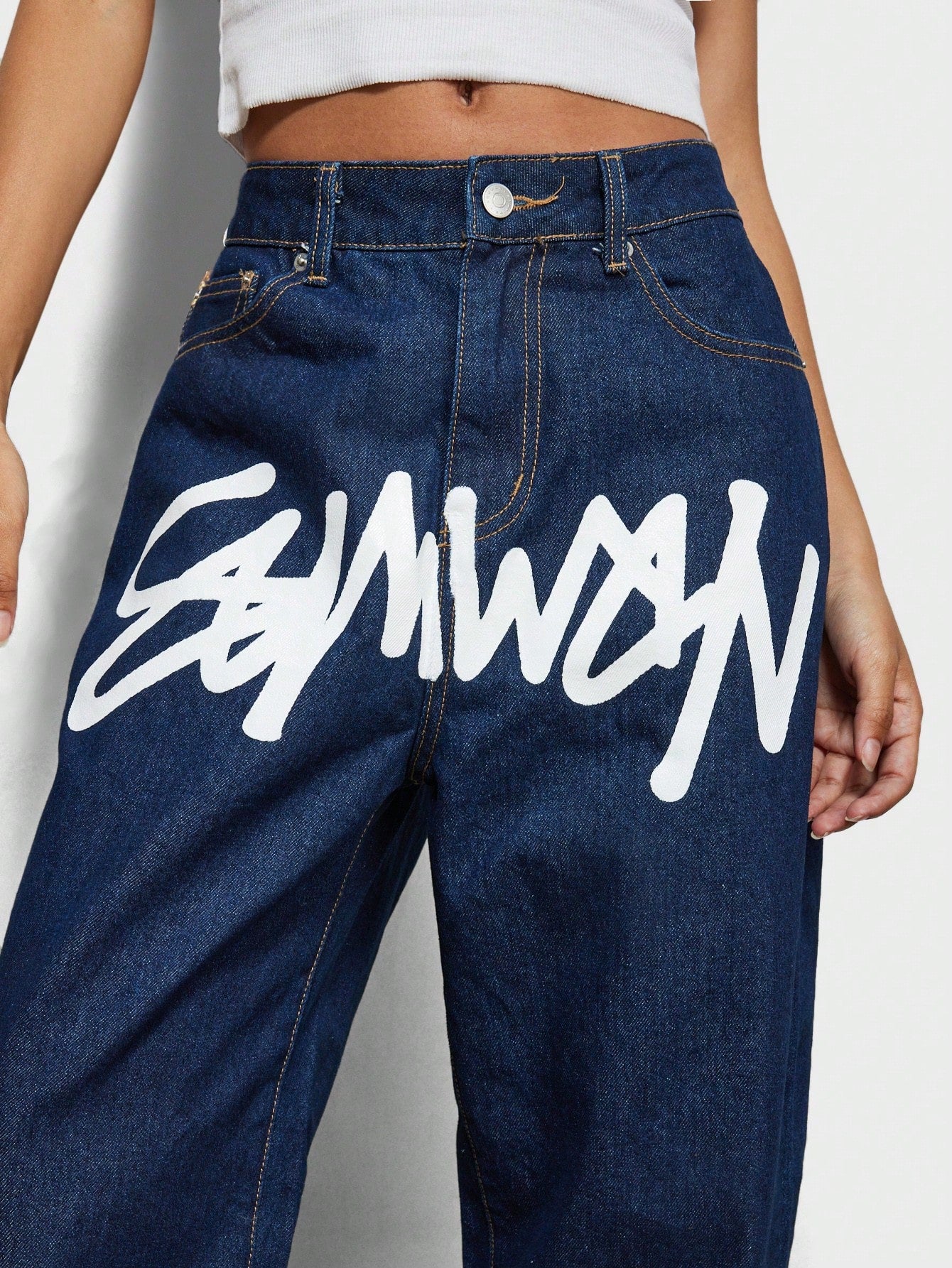 SUMWON WOMEN Front Graffiti Graphic Print Mom Denim Jeans