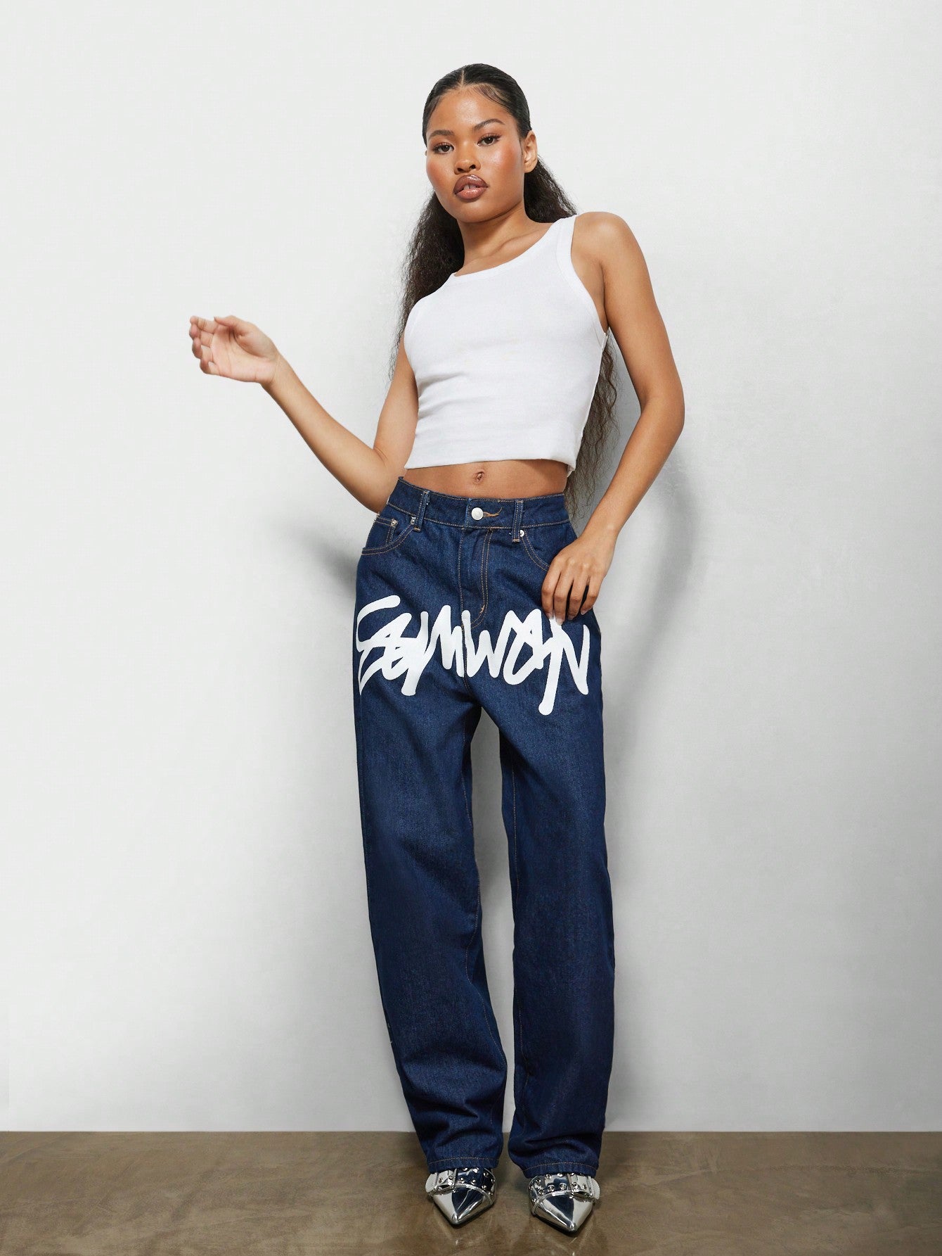 SUMWON WOMEN Front Graffiti Graphic Print Mom Denim Jeans