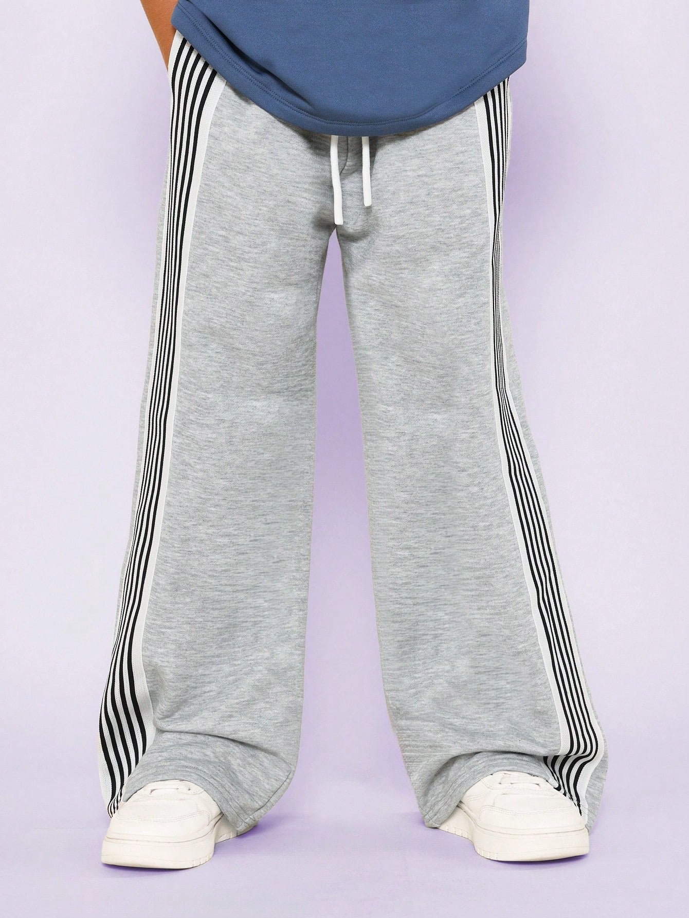 Tween Girls Oversized Graphic Print Tee And Straight Fit Side Stripe Sweatpants 2 Piece Set