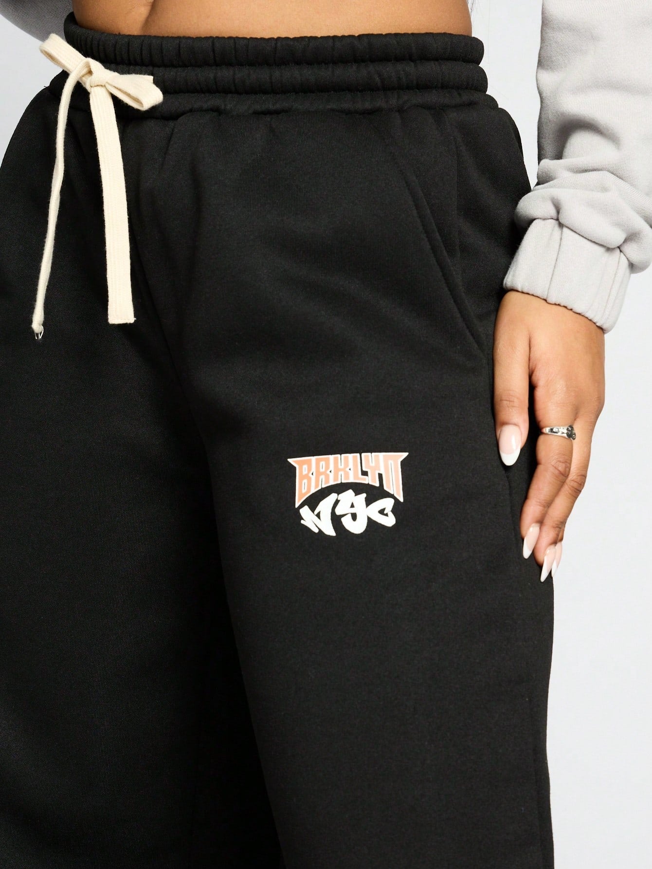 SUMWON WOMEN Wide Leg Graphic Sweatpants