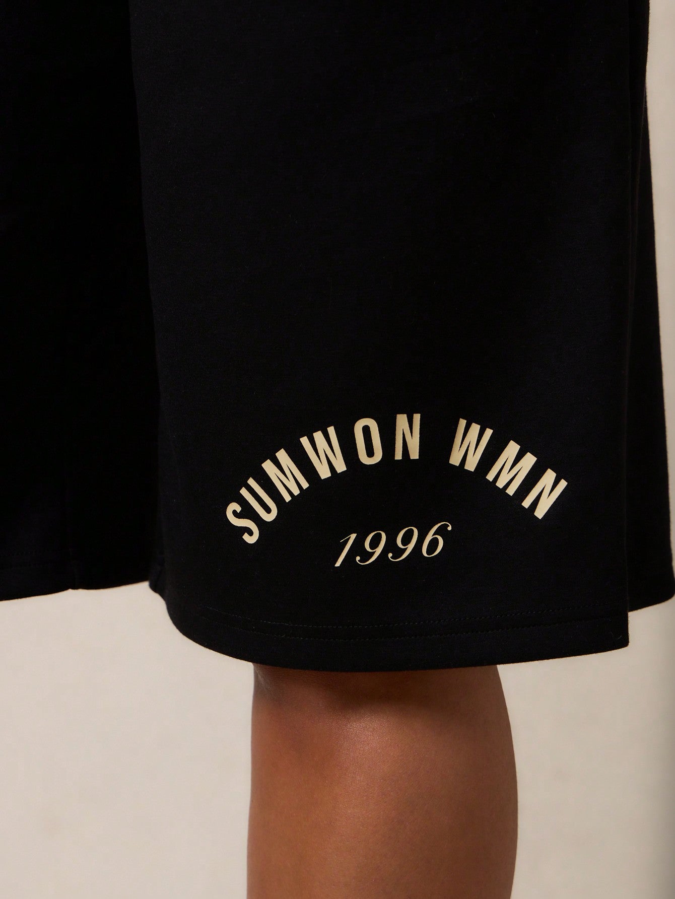 SUMWON WOMEN Essentials Graphic Sweat Shorts