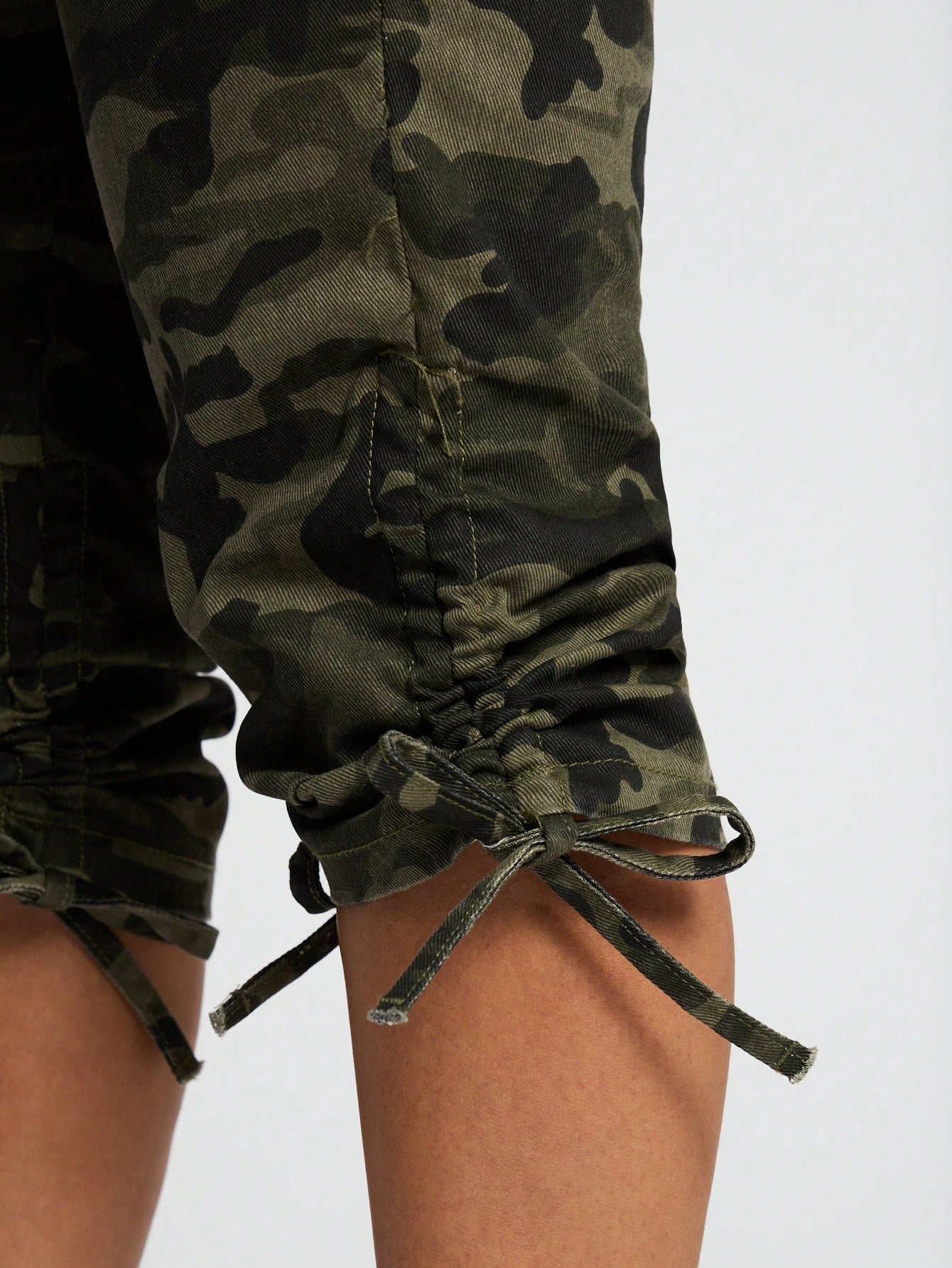 SUMWON WOMEN Camo Capri Style Trousers