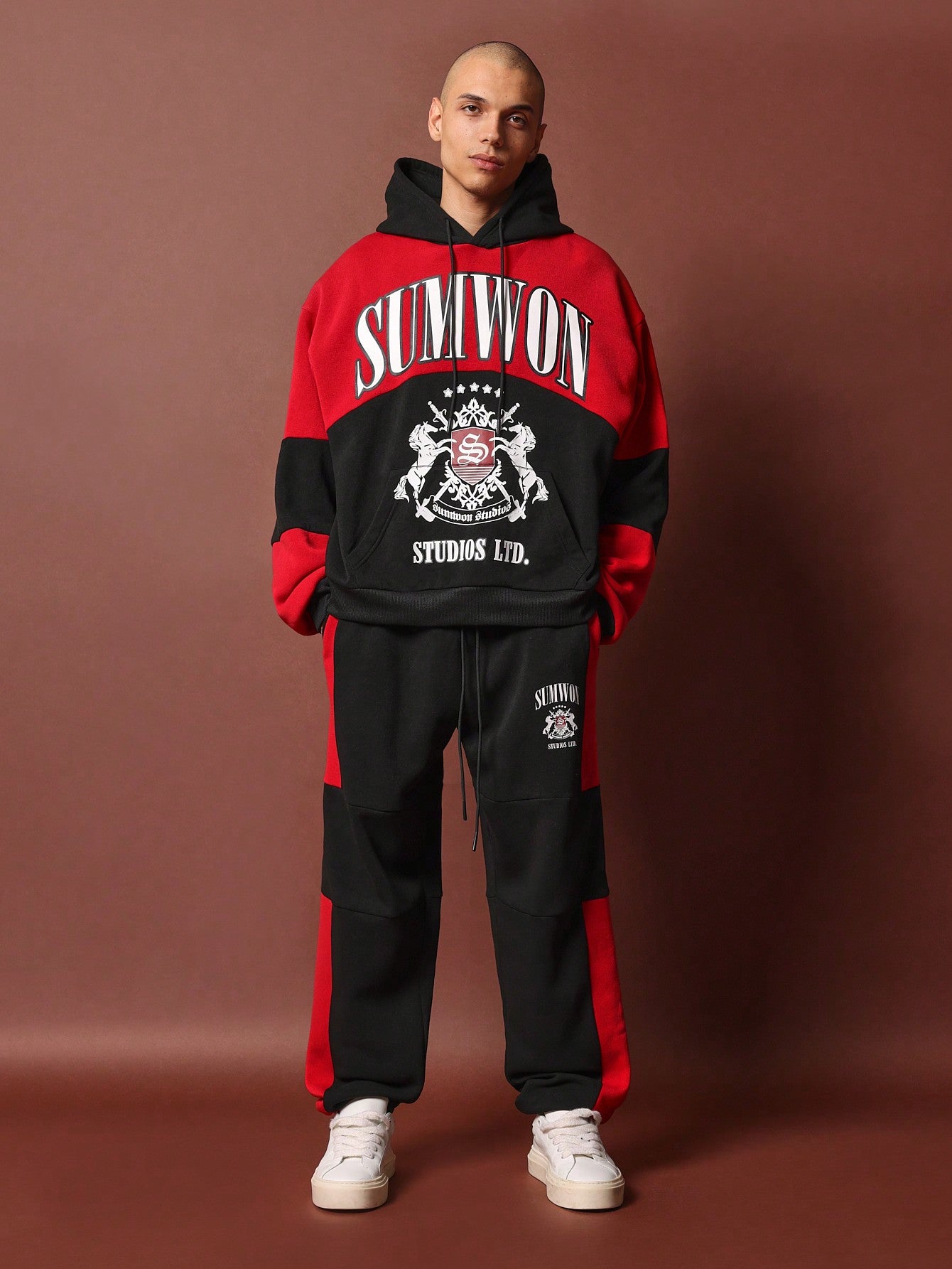 Regular Fit Overhead Colour Block Hoodie With Graphic Print And Straight Fit Knee Panel Sweatpants 2 Piece Set