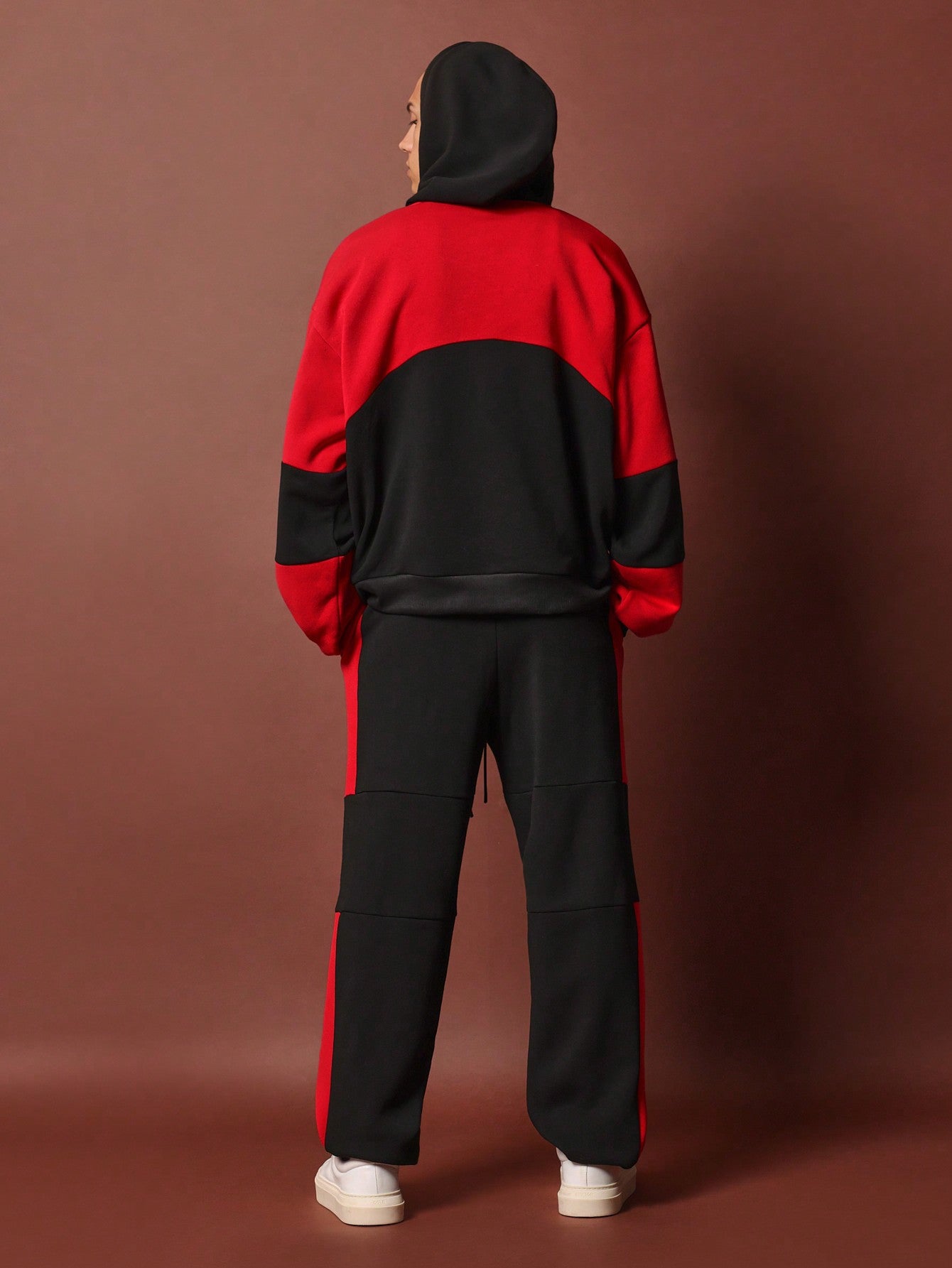 Regular Fit Overhead Colour Block Hoodie With Graphic Print And Straight Fit Knee Panel Sweatpants 2 Piece Set