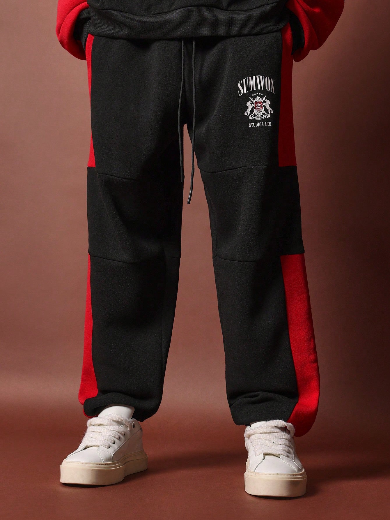 Regular Fit Overhead Colour Block Hoodie With Graphic Print And Straight Fit Knee Panel Sweatpants 2 Piece Set