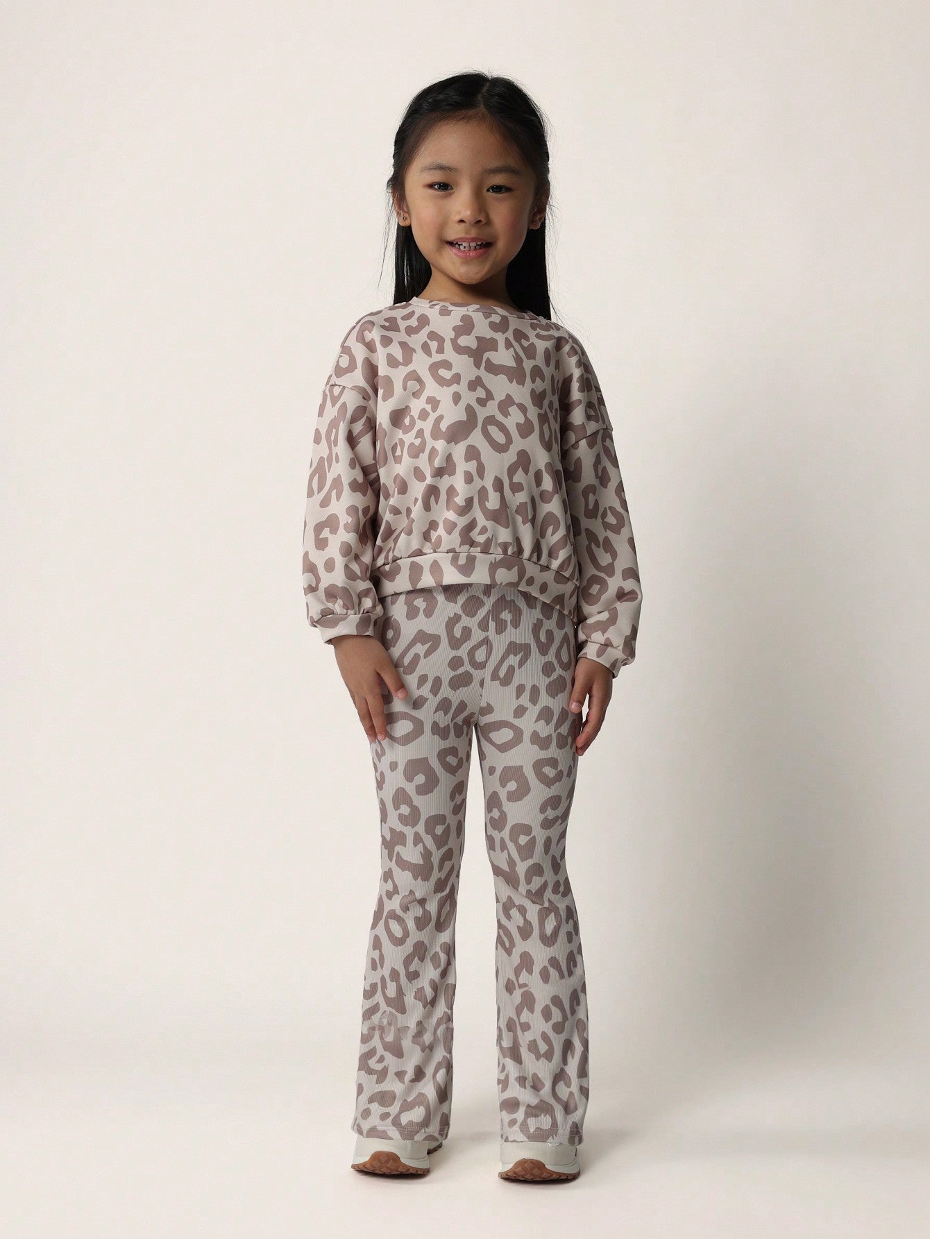 Young Girls Soft Animal Print Swearshirt And Flare Fit Pant 2 Piece Set