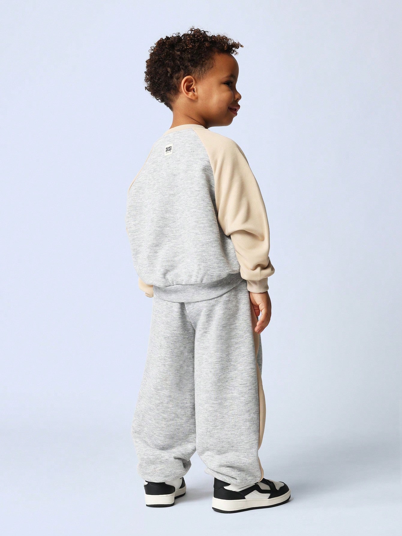 Young Boys Comfy Contrast Panel Raglan Sweatshirt And Jogger With NY Graphic Print 2 Piece Set