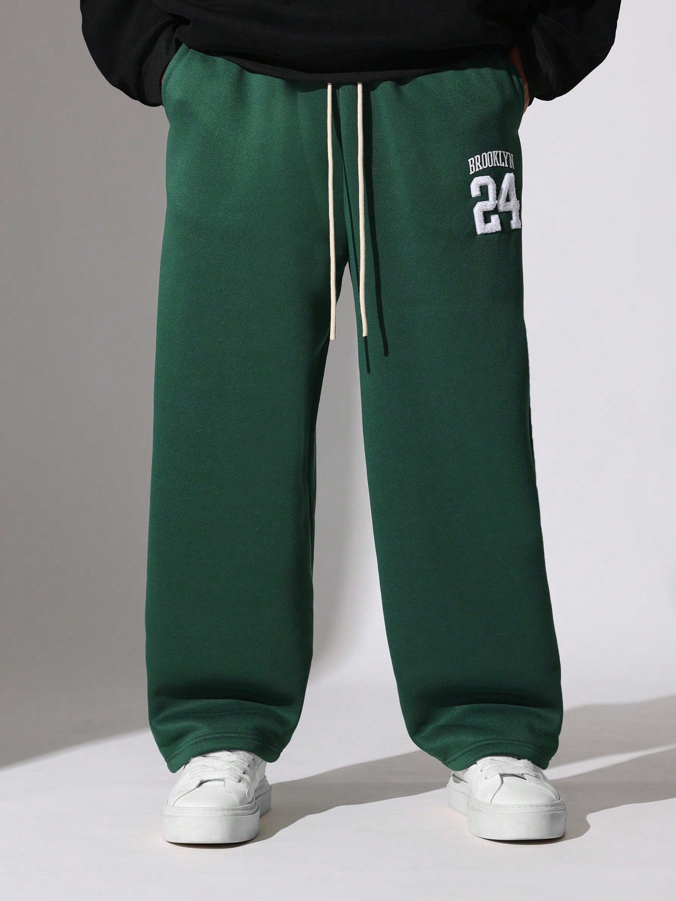 Barrel Fit Sweatpants With Number Towel Applique & Drawstrings