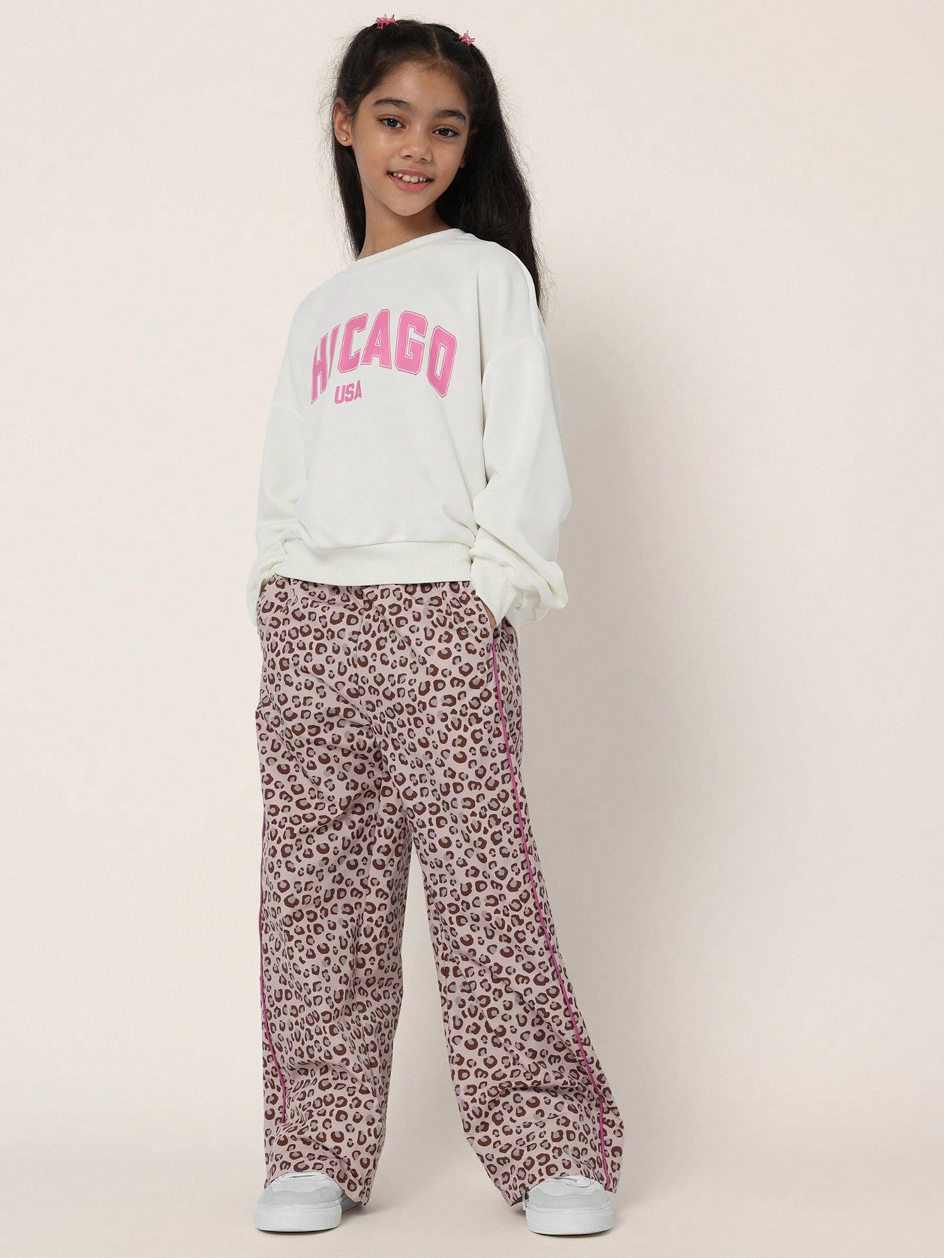 Tween Girls Comfy Regular Fit Sweatshirt With Chicago Graphic Print And Leopard Printed Pants 2 Piece Set