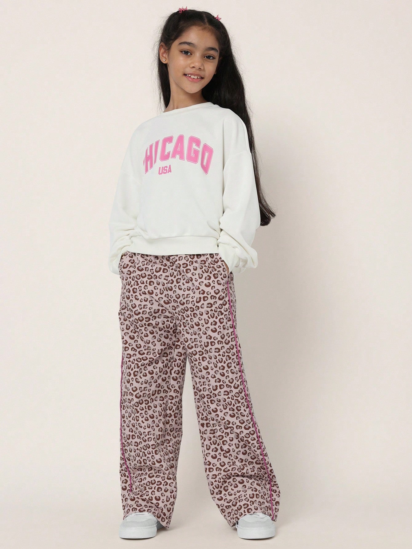 Tween Girls Comfy Regular Fit Sweatshirt With Chicago Graphic Print And Leopard Printed Pants 2 Piece Set