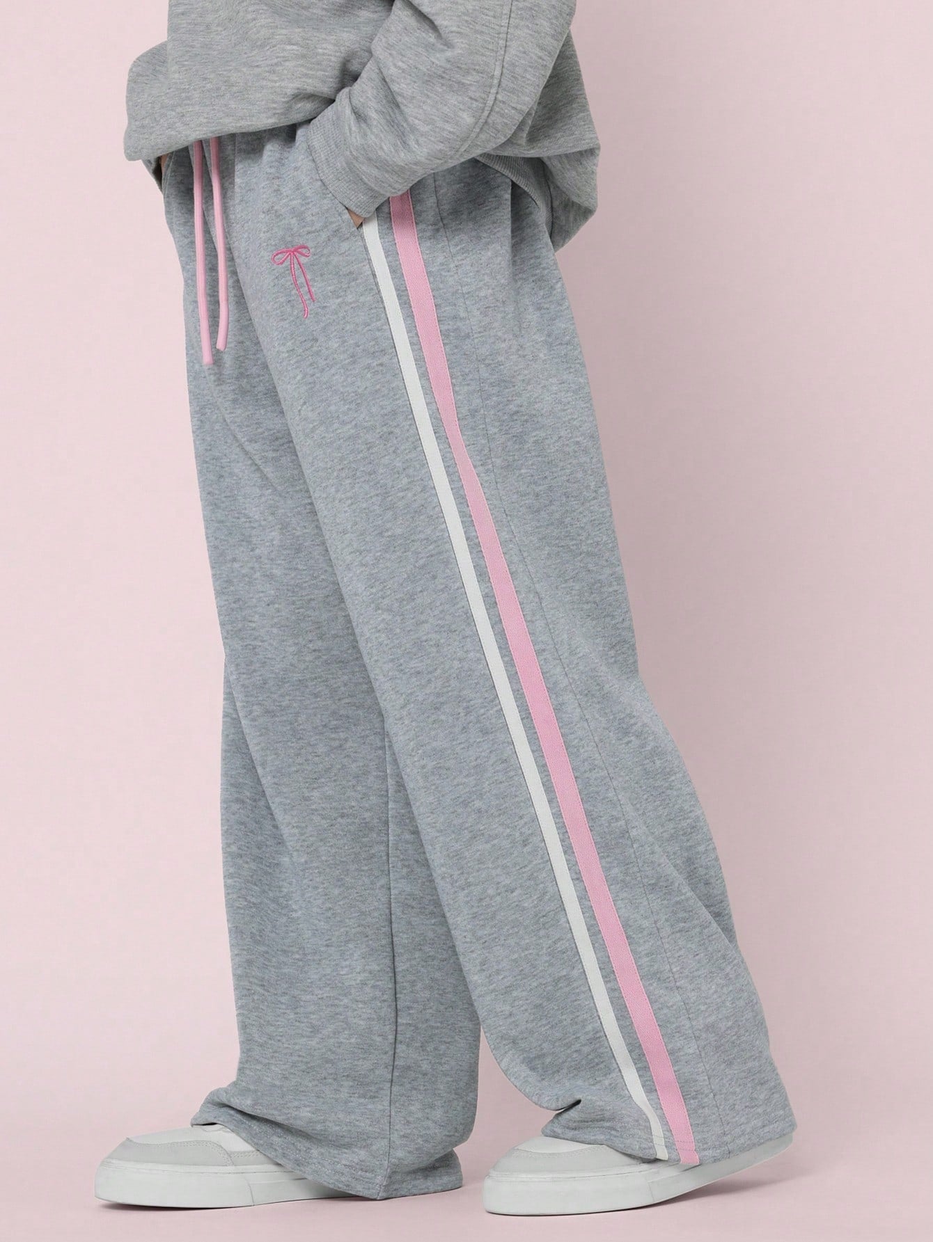 Tween Girls Comfy Straight Fit Sweatpants With Tape & Embroidered Ribbon