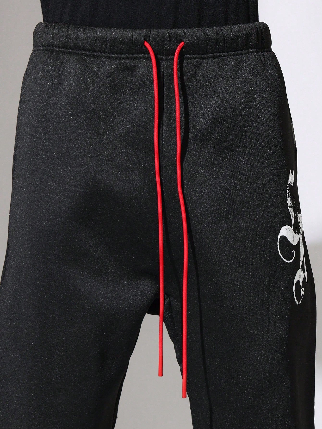 Regular Fit Overhead Hoodie And Contrast Colour Straight Fit Drop Crotch Sweatpants With Graphic Print 2 Piece Set